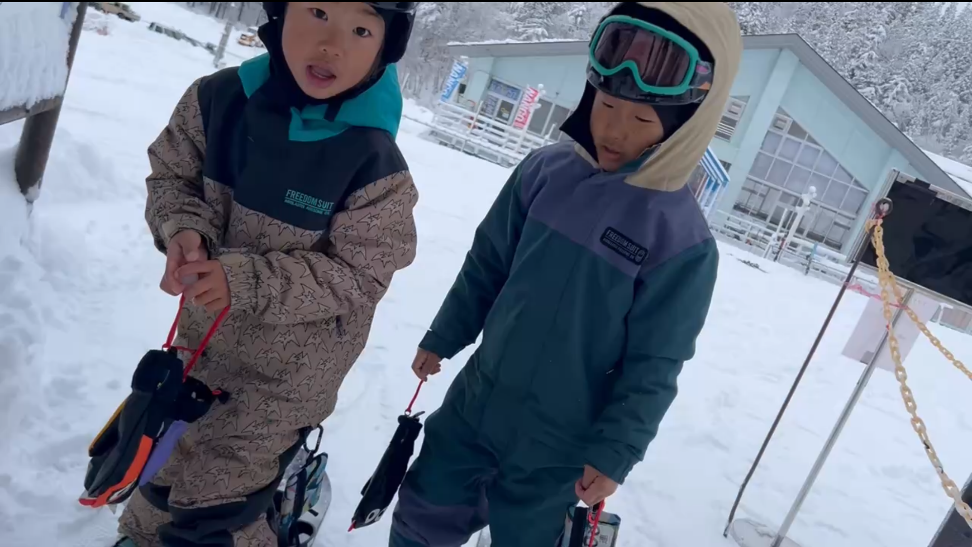 スノーボードを楽しむ小学生スノーボーダー